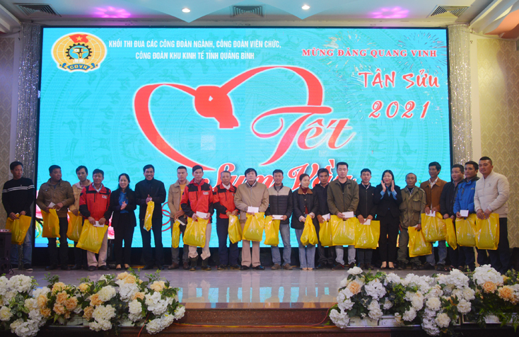 Chương trình 'Tết sum vầy - Kết nối yêu thương' tặng 120 suất quà cho người lao động