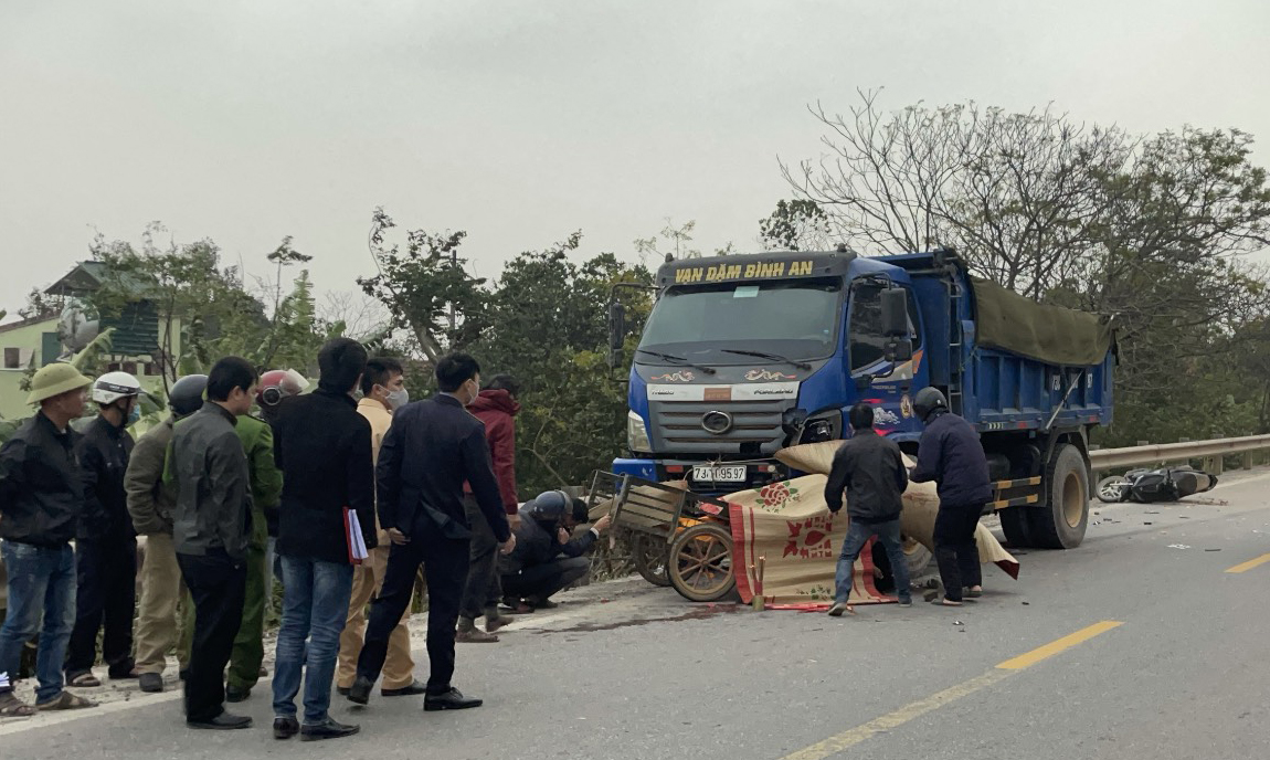 Hai cha con tử vong sau va chạm với xe ô tô tải