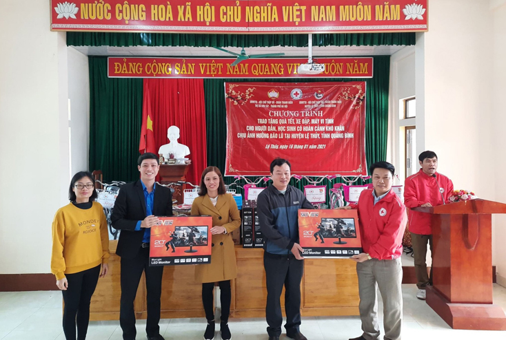 Trao quà Tết cho người dân và học sinh vùng lũ