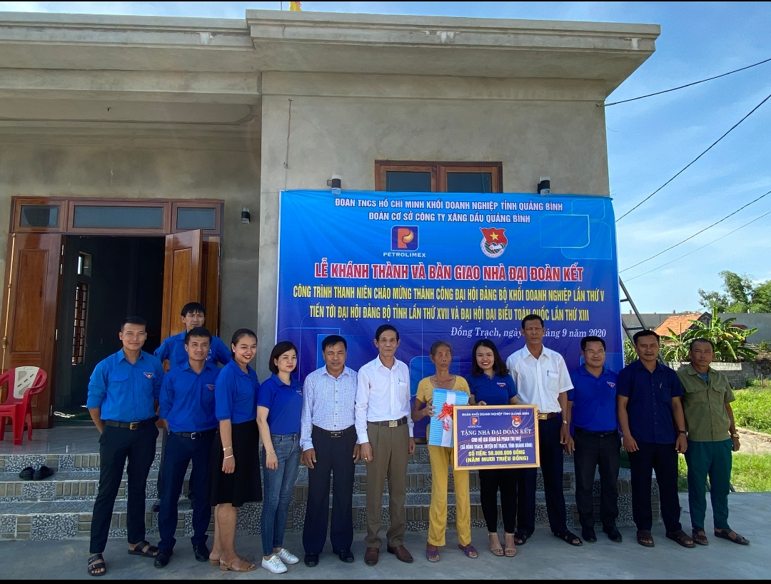 Hỗ trợ các gia đình khó khăn xây dựng nhà Đại đoàn kết