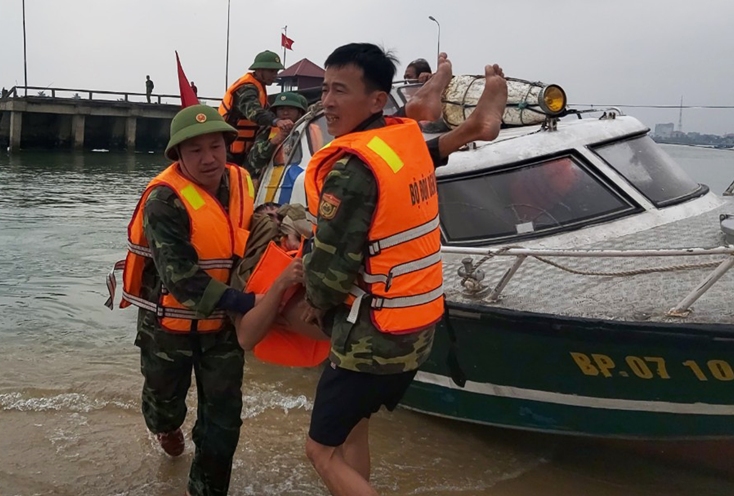Đồn Biên phòng Nhật Lệ ứng cứu kịp thời ngư dân gặp nạn trên biển