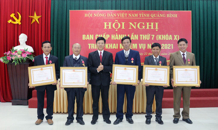 5 nông dân sản xuất, kinh doanh giỏi được Chủ tịch nước tặng Huân chương Lao động hạng Ba