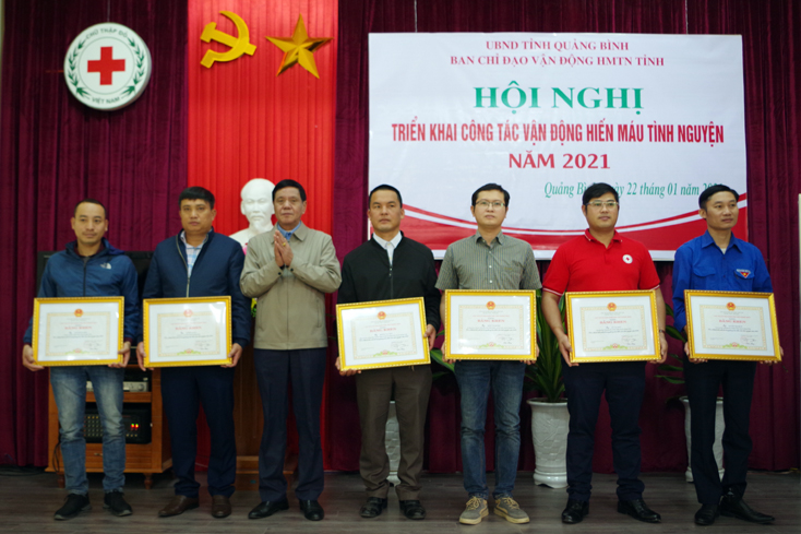 Biểu dương các điển hình trong phong trào hiến máu tình nguyện