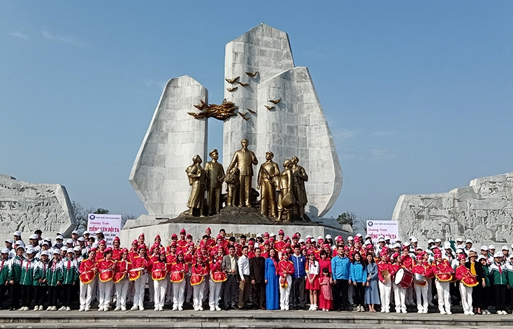 Nhà Thiếu nhi Quảng Bình biểu diễn nghi thức "Tiếng kèn Đội ta"