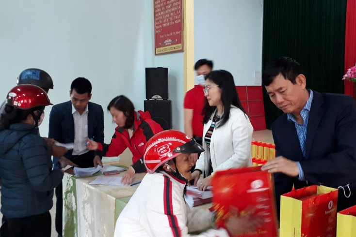 Trao hàng trăm suất quà Tết cho hộ nghèo huyện Lệ Thủy