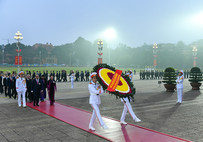 Đại biểu dự Đại hội XIII của Đảng vào Lăng viếng Chủ tịch Hồ Chí Minh