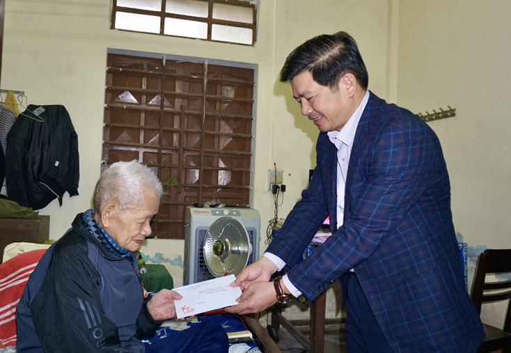Đồng chí Trưởng ban Tổ chức Tỉnh ủy thăm, chúc Tết gia đình các đồng chí nguyên lãnh đạo tỉnh