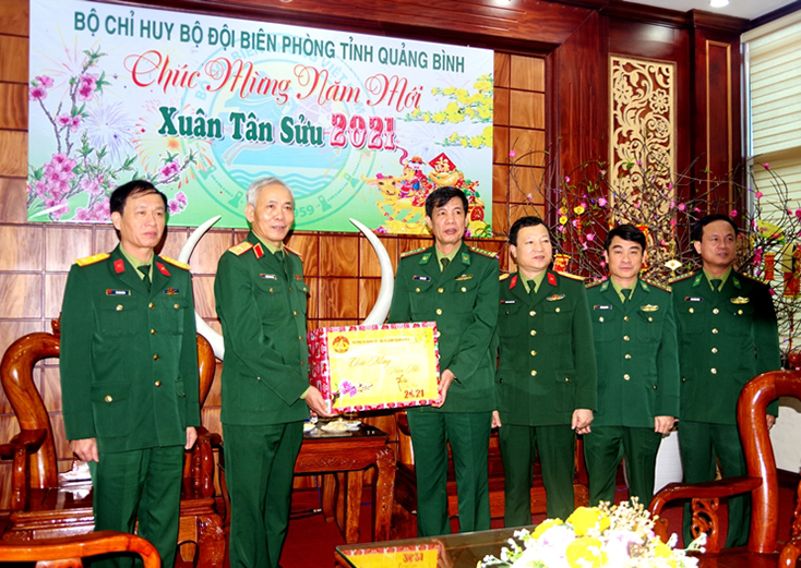 Bộ Tư lệnh Quân khu 4 làm việc và chúc Tết tại BĐBP Quảng Bình