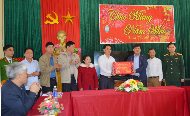 Bố Trạch: Thăm, chúc Tết đồng bào hai xã Tân Trạch, Thượng Trạch