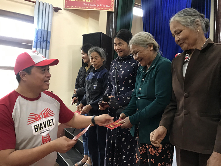 100 suất quà Tết cho hộ nghèo xã Trung Hóa, huyện Minh Hóa