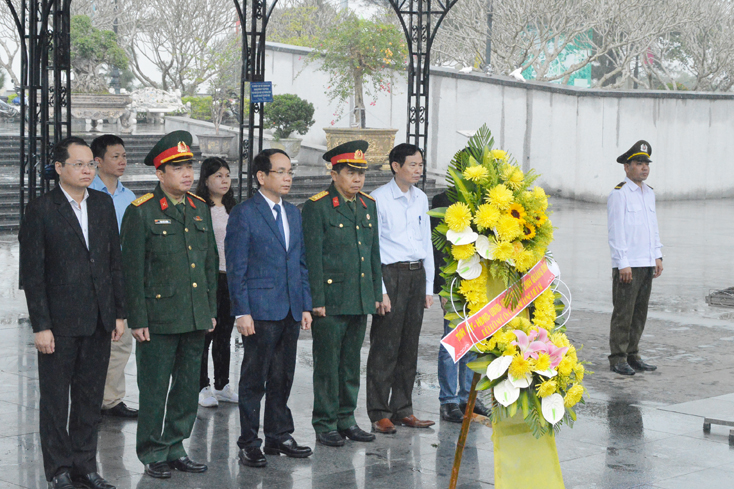 Lãnh đạo UBND tỉnh dâng hương viếng các anh hùng liệt sỹ, thăm gia đình các đồng chí nguyên lãnh đạo tỉnh