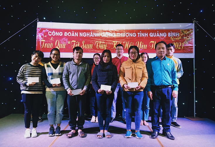 Tết sum vầy-Ấm áp nghĩa tình với đoàn viên, người lao động