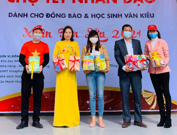 Mang Tết đến với đồng bào vùng khó khăn