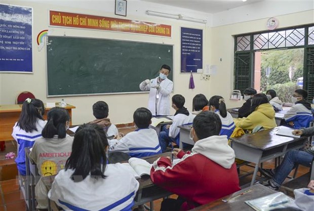 Nhiều tỉnh cho học sinh học online, hạn chế hoạt động đông người