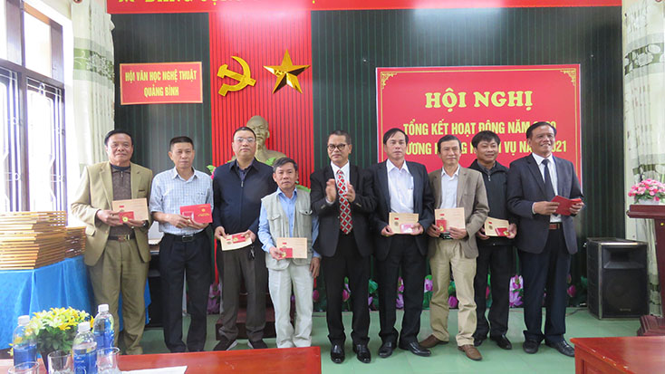 Trao kỷ niệm chương Vì sự nghiệp văn học nghệ thuật Việt Nam