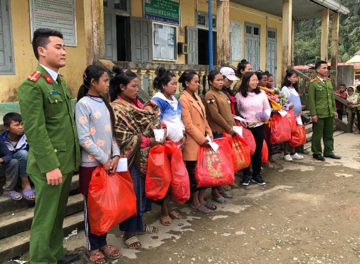 Trao quà Tết cho đồng bào Arem