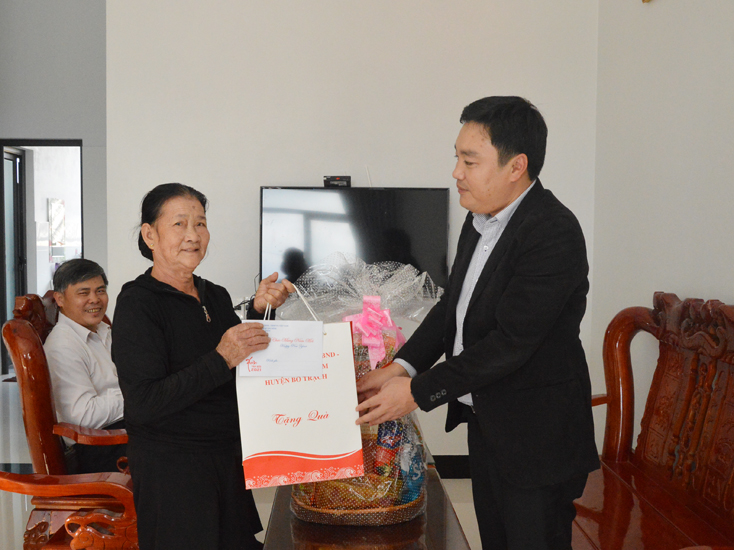 Các đồng chí lãnh đạo tỉnh chúc Tết gia đình chính sách, các đồng chí nguyên lãnh đạo tỉnh và một số đơn vị