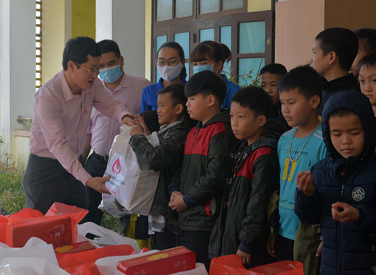 Chung tay chăm lo Tết cho người nghèo