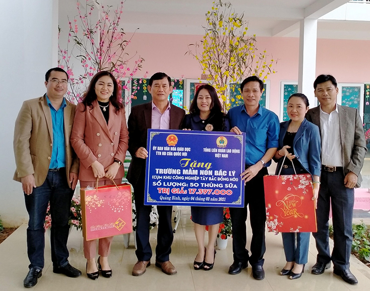 Thăm, tặng quà Tết cho công nhân lao động có hoàn cảnh khó khăn