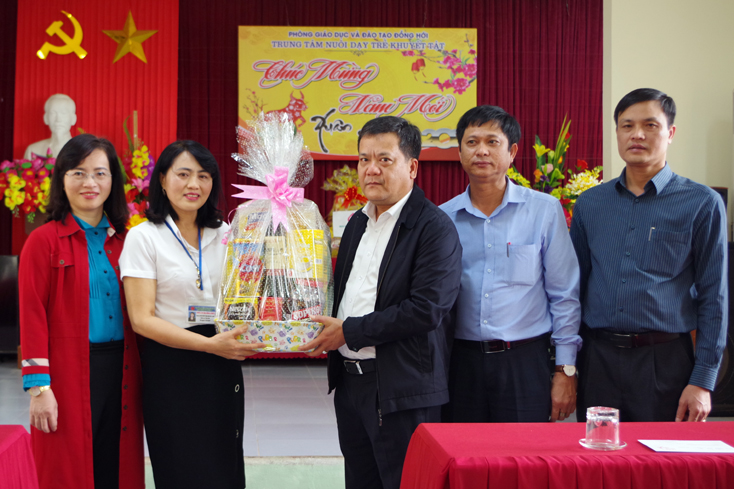 Đồng chí Bí thư Thành ủy Đồng Hới chúc Tết các đồng chí nguyên lãnh đạo tỉnh và các đơn vị