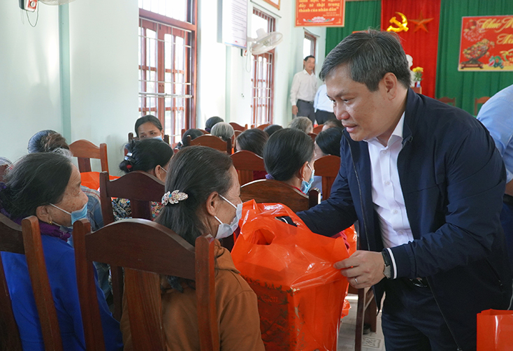 Lãnh đạo tỉnh thăm, chúc Tết các đơn vị, gia đình chính sách, các đồng chí nguyên lãnh đạo tỉnh
