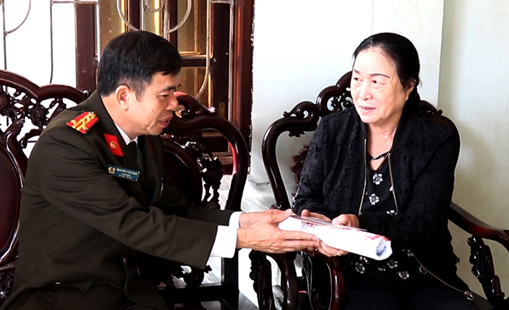 Giám đốc Công an tỉnh Quảng Bình thăm các Bà mẹ Việt Nam anh hùng, thân nhân liệt sỹ Công an nhân dân