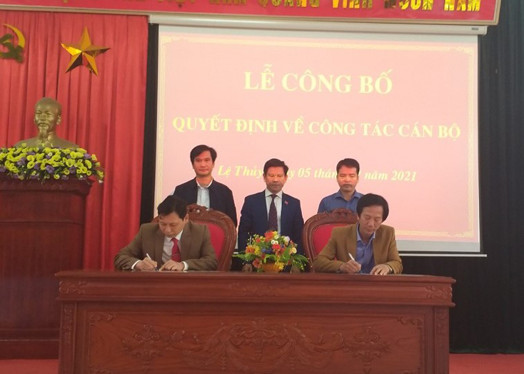 Lệ Thủy công bố quyết định về công tác cán bộ