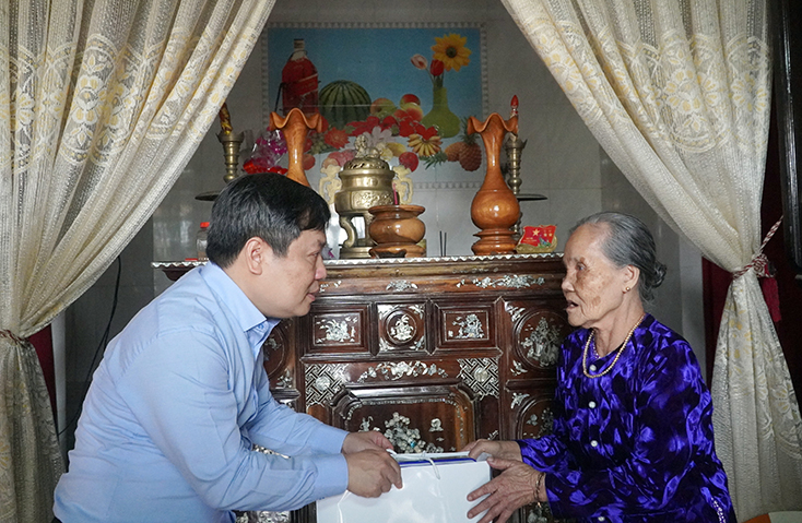 Các đồng chí lãnh đạo tỉnh chúc Tết gia đình chính sách, các đồng chí nguyên lãnh đạo tỉnh và các gia đình có hoàn cảnh khó khăn