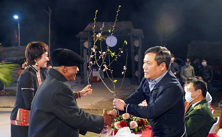 "Xuân Biên phòng - Ấm lòng dân bản"