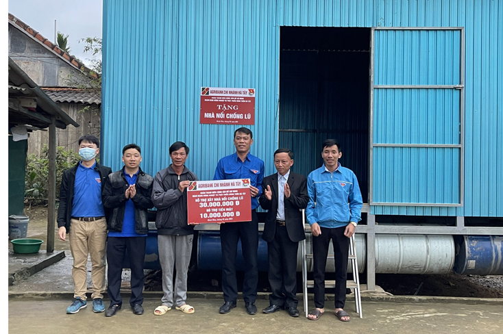 Đoàn Khối các cơ quan tỉnh: Thăm và tặng quà tại Minh Hóa