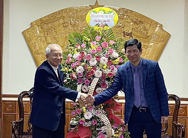 Tòa Giám mục Giáo phận Hà Tĩnh thăm, chúc Tết tỉnh Quảng Bình
