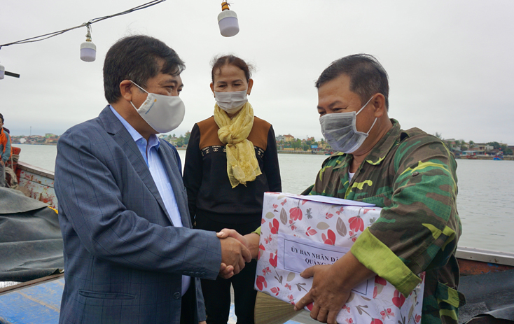 Các đồng chí lãnh đạo tỉnh thăm, chúc Tết ngư dân và một số đơn vị công an trên địa bàn