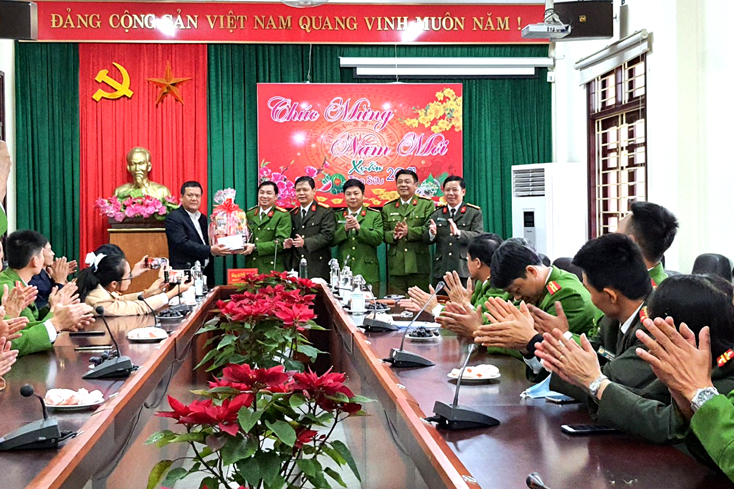 Lãnh đạo TP. Đồng Hới thăm, động viên các đơn vị trực Tết