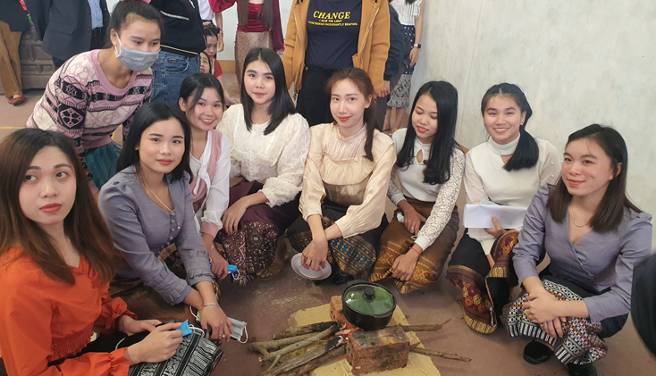 Tết ấm cùng sinh viên Lào