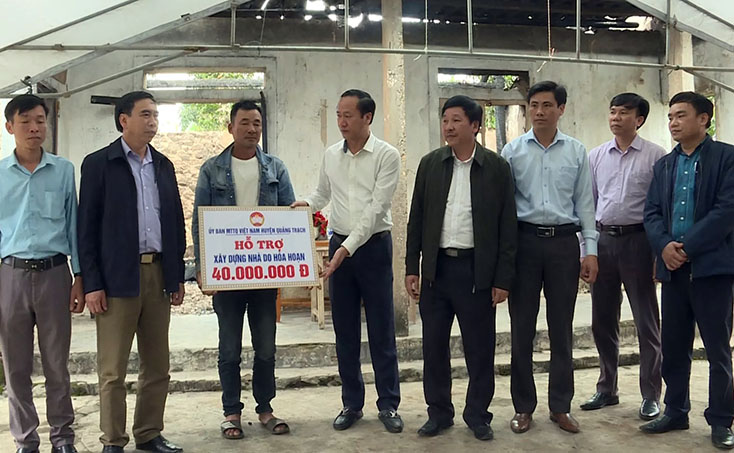 Huyện Quảng Trạch trao 40 triệu đồng cho gia đình có nhà bị cháy