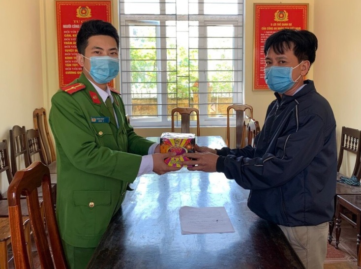 Nhiều người dân tự nguyện giao nộp pháo trước đêm giao thừa
