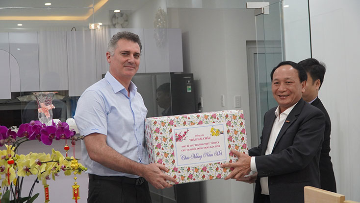 Đồng chí Phó Bí thư Thường trực Tỉnh ủy thăm, chúc Tết các đơn vị trực đêm giao thừa