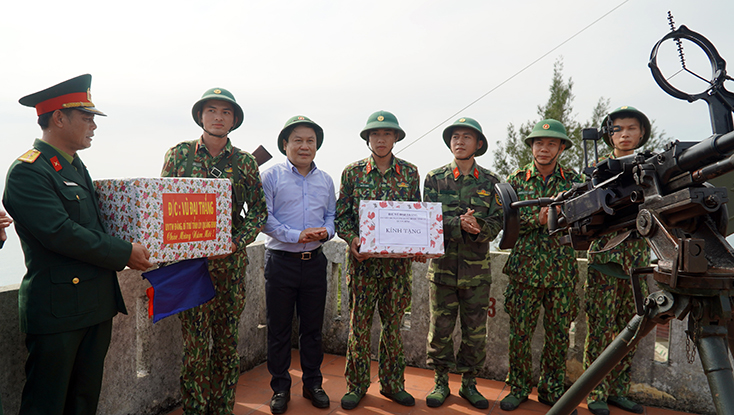 Đồng chí Bí thư Tỉnh ủy thăm các đơn vị và bà con ngư dân nhân dịp đầu xuân mới