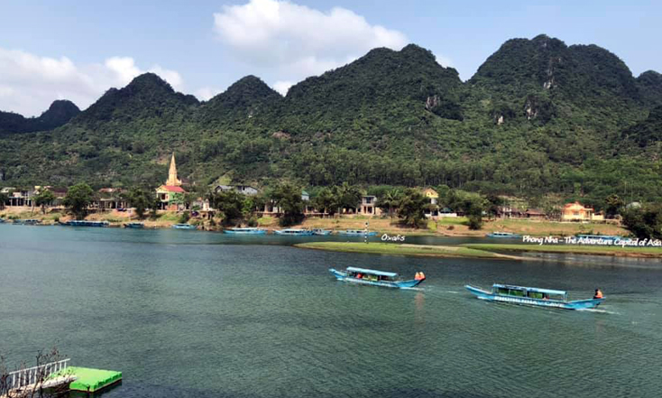 Trung tâm du lịch Phong Nha-Kẻ Bàng đón hơn 4.000 lượt khách đến dâng hương, tham quan