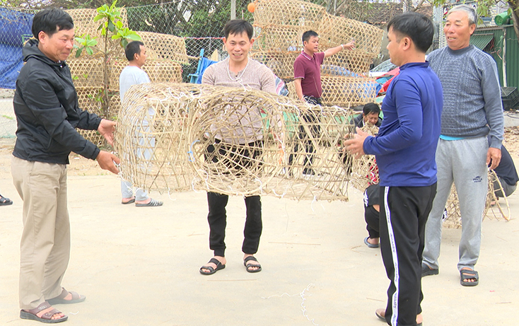 Ngư dân làng biển Lý Hòa khôi phục nghề làm bóng mực