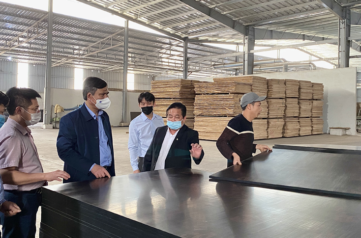 Đồng chí Chủ tịch UBND tỉnh Trần Thắng thăm các doanh nghiệp nhân dịp đầu năm mới