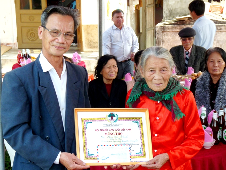 Ấm áp phong tục mừng thọ đầu năm