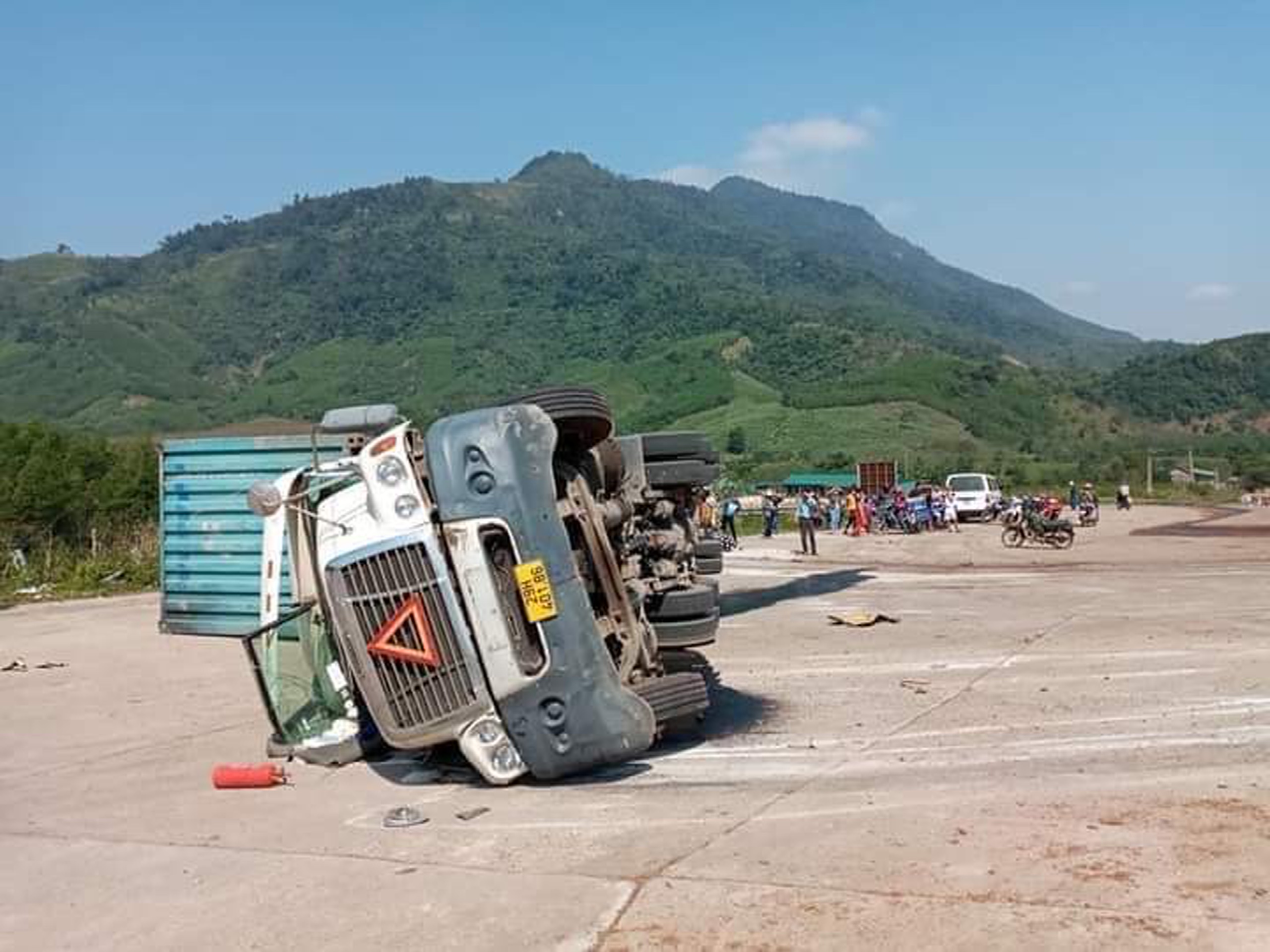 Minh Hóa: Xe container lật, đè chết 2 người đi xe máy trên quốc lộ 12A