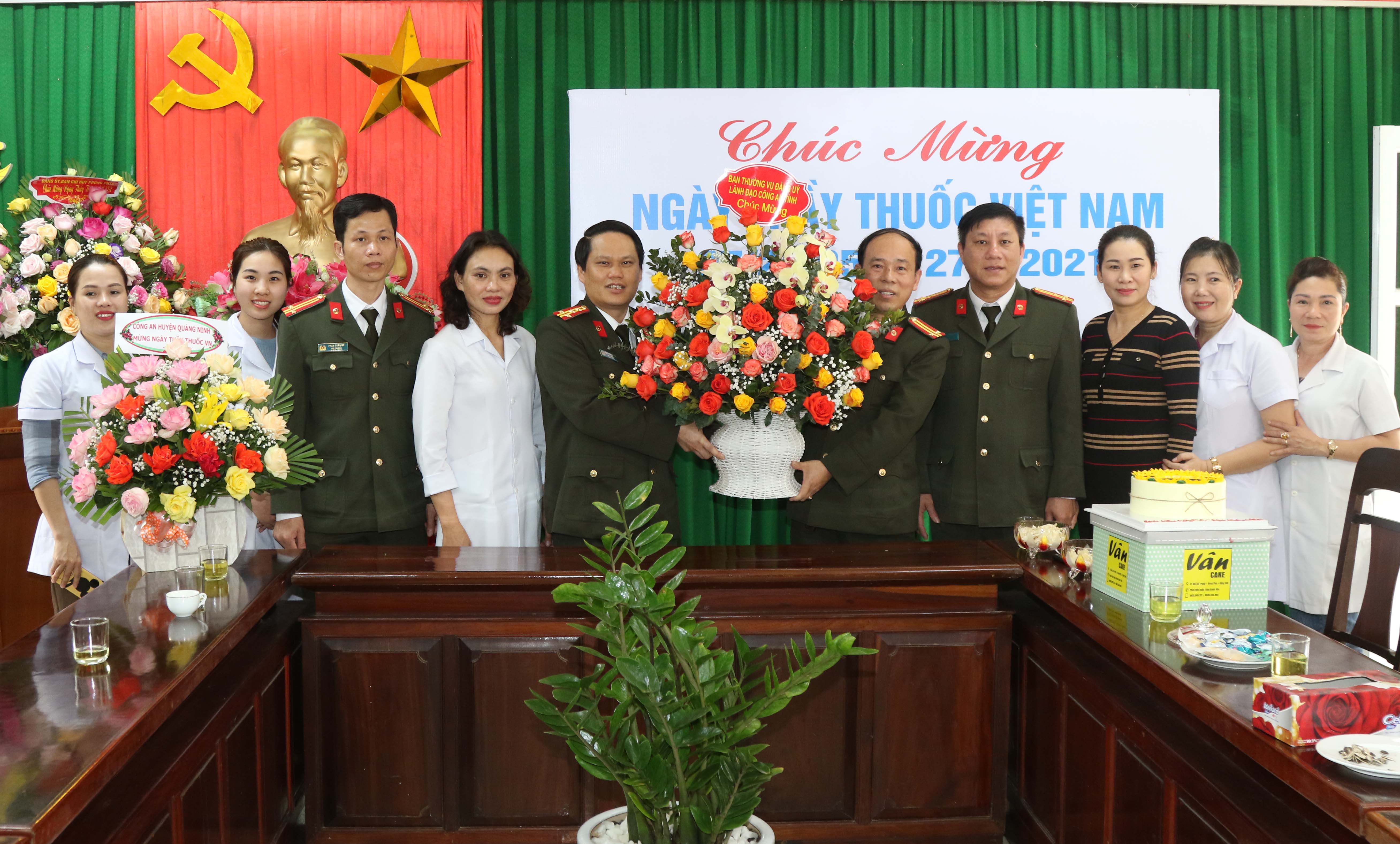 Thăm, chúc mừng đội ngũ y bác sỹ nhân Ngày Thầy thuốc Việt Nam 27-2