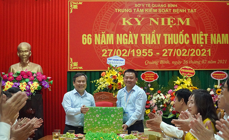 Đồng chí Bí thư Tỉnh ủy chúc mừng Trung tâm Kiểm soát bệnh tật tỉnh nhân ngày 27-2