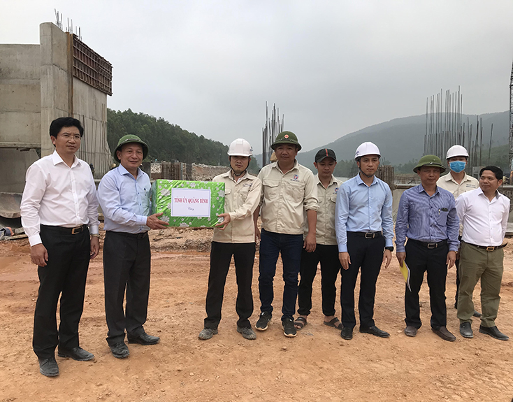 Đồng chí Phó Bí thư Thường trực Tỉnh ủy thăm, kiểm tra tình hình thực hiện Dự án Hệ thống thủy lợi Rào Nan