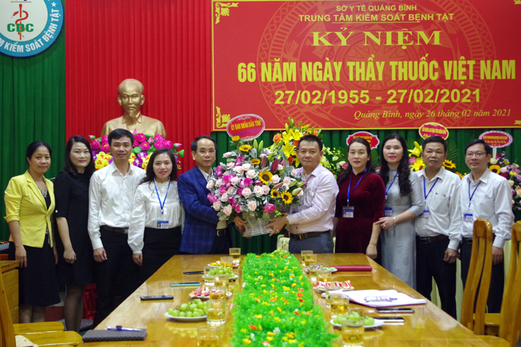 Lãnh đạo UBND tỉnh đi thăm, chúc mừng Ngày Thầy thuốc Việt Nam 27-2