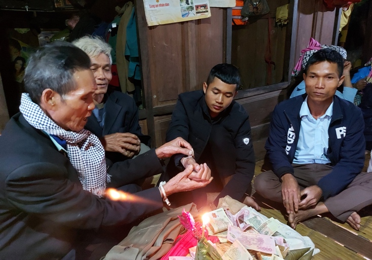 Sợi chỉ linh thiêng, cầu may mắn cho người đi bộ đội