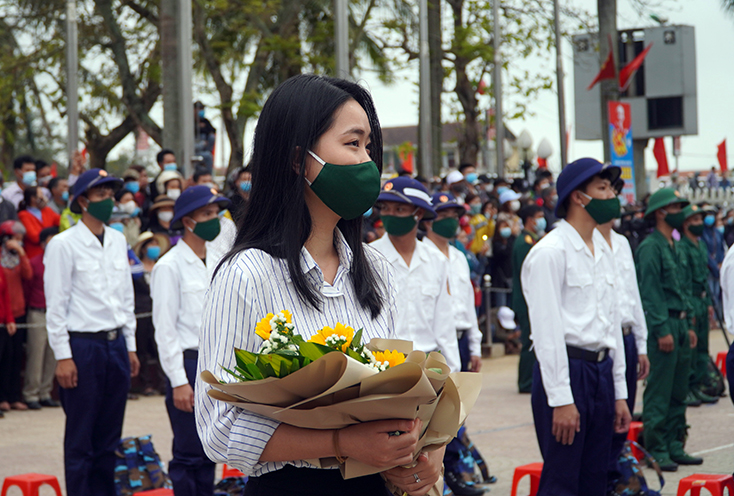 Anh hôn mắt em ngày nhập ngũ