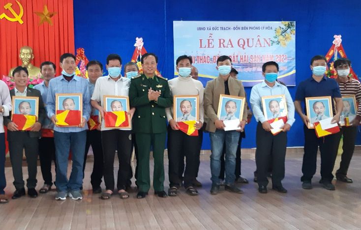 Tặng cờ Tổ quốc và ảnh Bác Hồ cho ngư dân